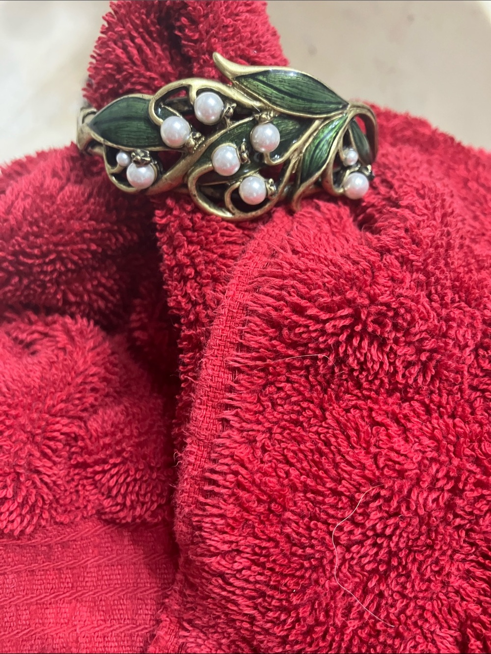 Vintage-Inspired Green Leaf and Pearl Bracelet